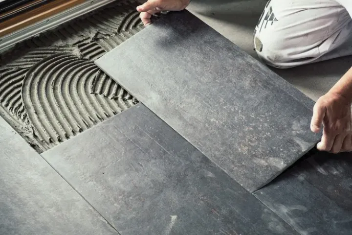 artisan qui pose du carrelage